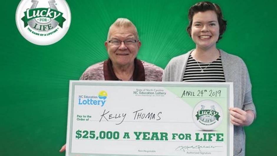 Abuelo regala premio de lotería a su nieta
