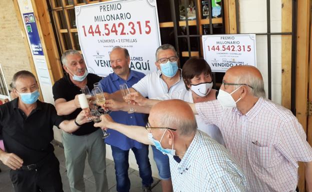 15 amigos de Valladolid ganadores del bote de Euromillones