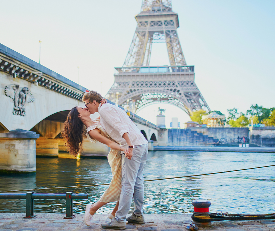 ¡Este Día del Beso, a besar que hay bote! Porque un beso puede cambiarte el día, pero un bote puede cambiarte el mapa. Deja que la fortuna elija vuestro próximo destino y prepárate para sellar el viaje de tu vida con el beso más esperado. ¿Cuál de estos horizontes será el vuestro?