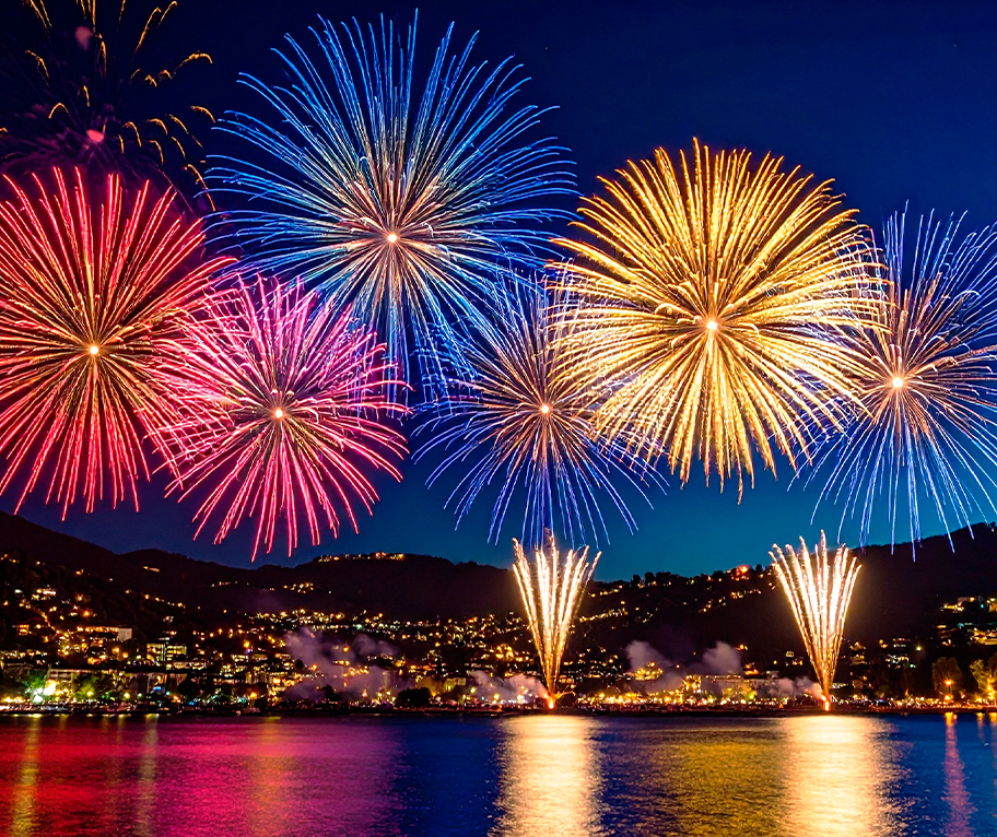 Fuegos artificiales en la noche de San Juan 2026 sobre el mar, una imagen para inspirar tus números de Euromillones.