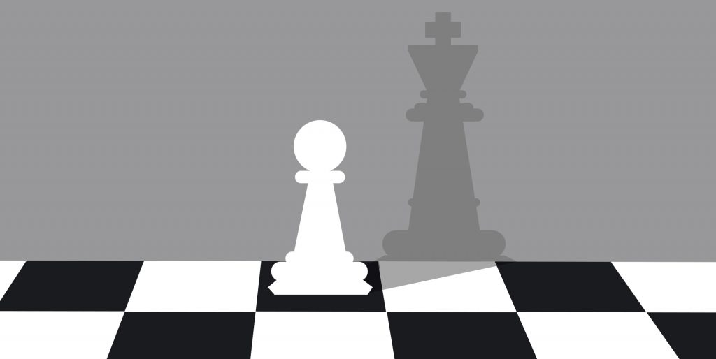 Piezas de ajedrez sobre un tablero como metáfora de las estrategias para ganar la lotería
