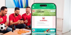 Amigos creando un grupo para jugar La Quiniela durante el Mundial en TuLotero