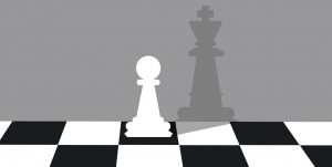 Piezas de ajedrez sobre un tablero como metáfora de las estrategias para ganar la lotería