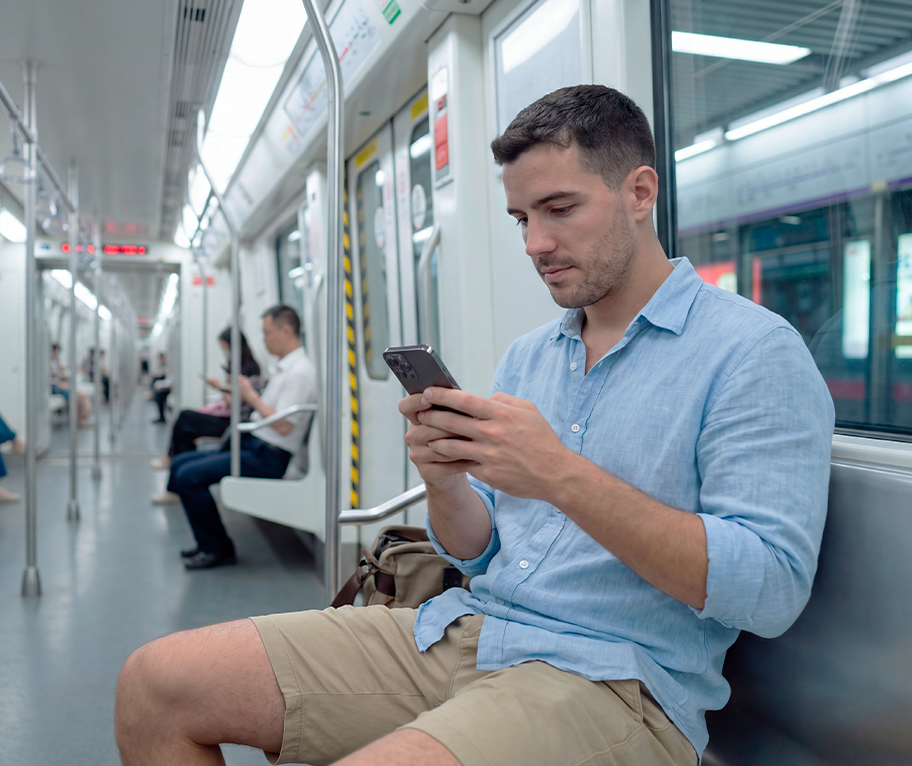 Hombre consultando su móvil para evitar errores al jugar a la lotería