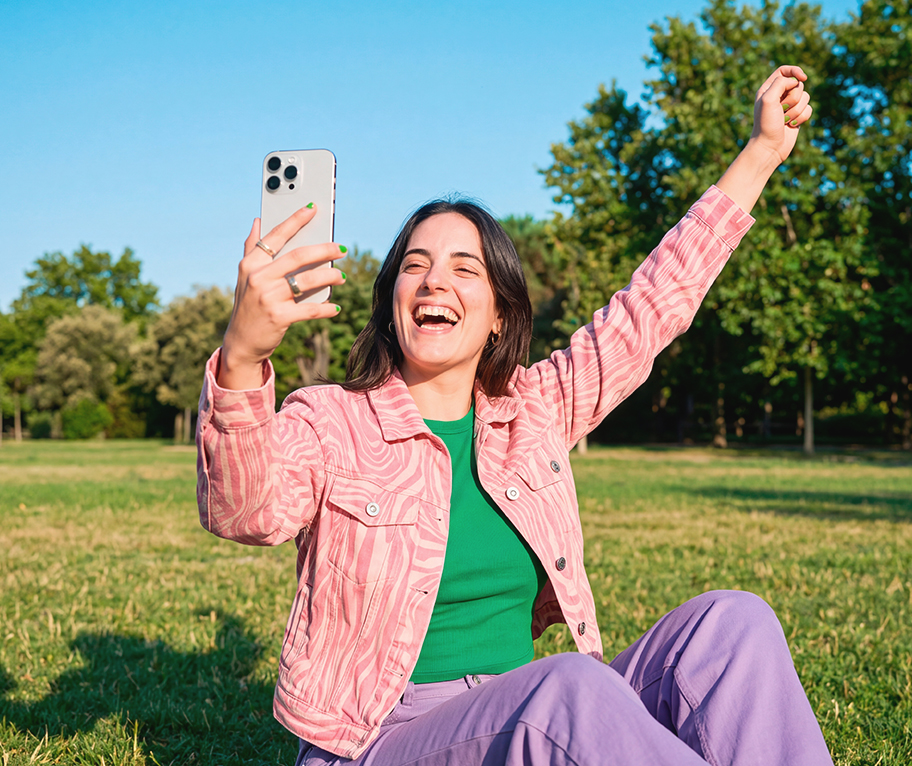 Mujer celebrando con su móvil el Big Friday septiembre de Euromillones