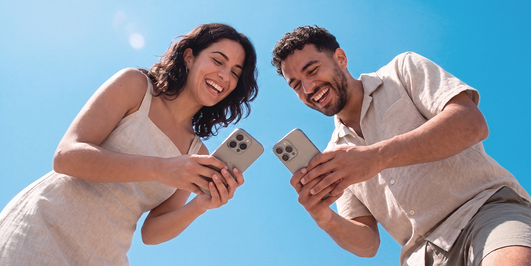 Pareja celebrando tras ganar El Millón sin acertar Euromillones