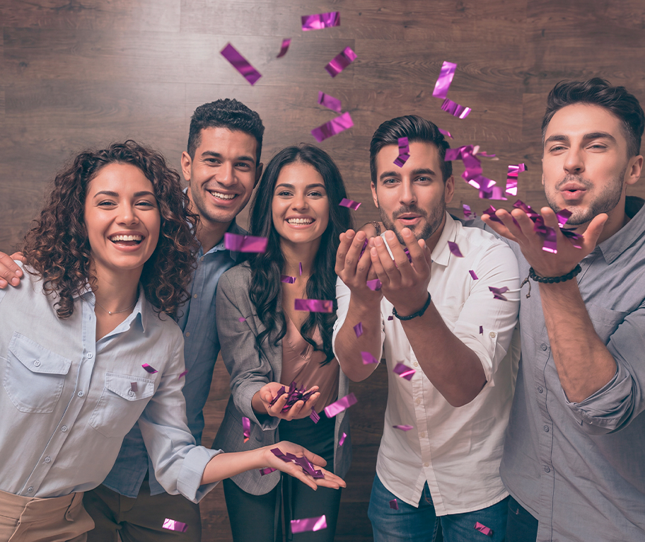 Grupo de personas celebran que La Quiniela cumple 80 años