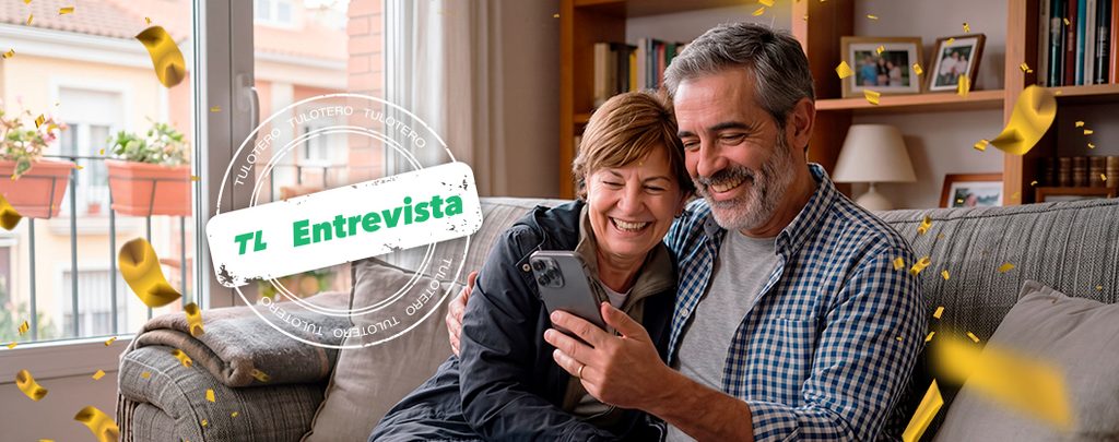 Pareja sonriente en casa, imagen ilustrativa de la historia del ganador del bote de Bonoloto.