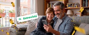 Pareja sonriente en casa, imagen ilustrativa de la historia del ganador del bote de Bonoloto.