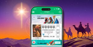Móvil con el Sorteo del Niño 2027 en la app de TuLotero, rodeado de regalos y adornos navideños.