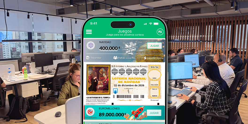Móvil con la app de TuLotero en una oficina para organizar la lotería de empresa 2026.