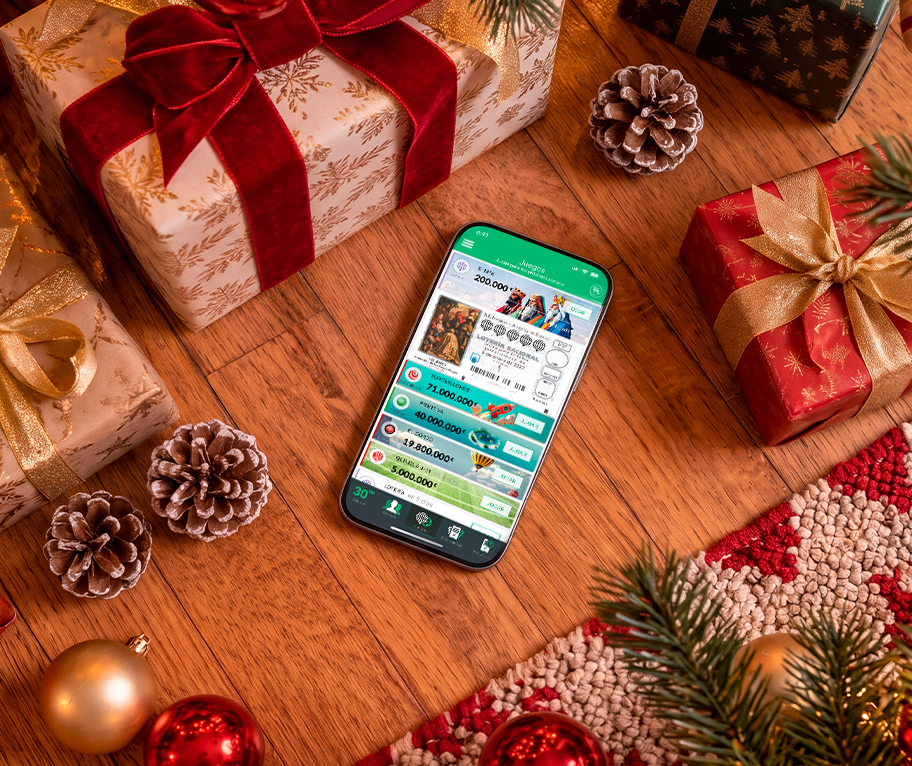 Móvil con el Sorteo del Niño 2027 en la app de TuLotero, rodeado de regalos y adornos navideños.